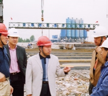       圖為學院畢業(yè)生韋世國副局長（左一）、學院畢業(yè)生九泰公司 總經(jīng)理關和平（中）在施工現(xiàn)場